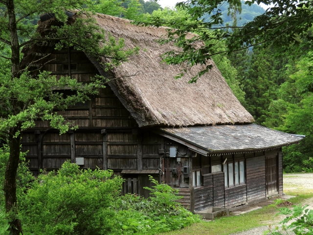 空き家問題の真実｜特定空き家に指定される前に取るべき行動。　「親から家を相続したけれど、そのまま…」という方も多いのではないでしょうか？　空き家は放置していると税金の優遇がなくなったり、損害賠償を問われるリスクもあります。　空き家を放置した際に起こりうる危険性を学びましょう。