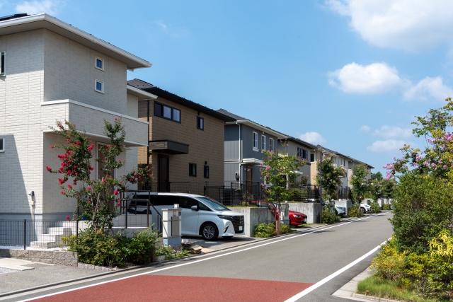 【知らないと損】ZEH住宅・LCCM住宅とは？2025年以降の省エネ基準義務化で“選ばれる家・売れない家”が分かれる理由を徹底解説｜高断熱・高気密・太陽光発電による光熱費削減効果、補助金や税制優遇のポイント、将来の資産価値・売却時の評価まで踏まえたこれからの住宅選びと後悔しないためのチェックポイント