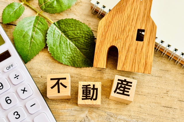生前贈与で不動産を渡すときの税金は？知らないと損するポイントを解説。相続トラブルや節税対策として「生前贈与」を選ぶご家庭が増えていますが、不動産の贈与は相続とはまったく別の税金ルールが課せられ、何も知らずに贈与すると数百万円単位で税負担が増えることも…。押さえるべき税金の仕組みをしっかりと把握しましょう。